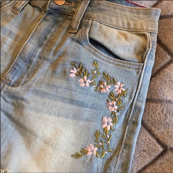 The ROSALIE Raw Hem Floral Embroidered Cut-Off - Picture 3 of 4